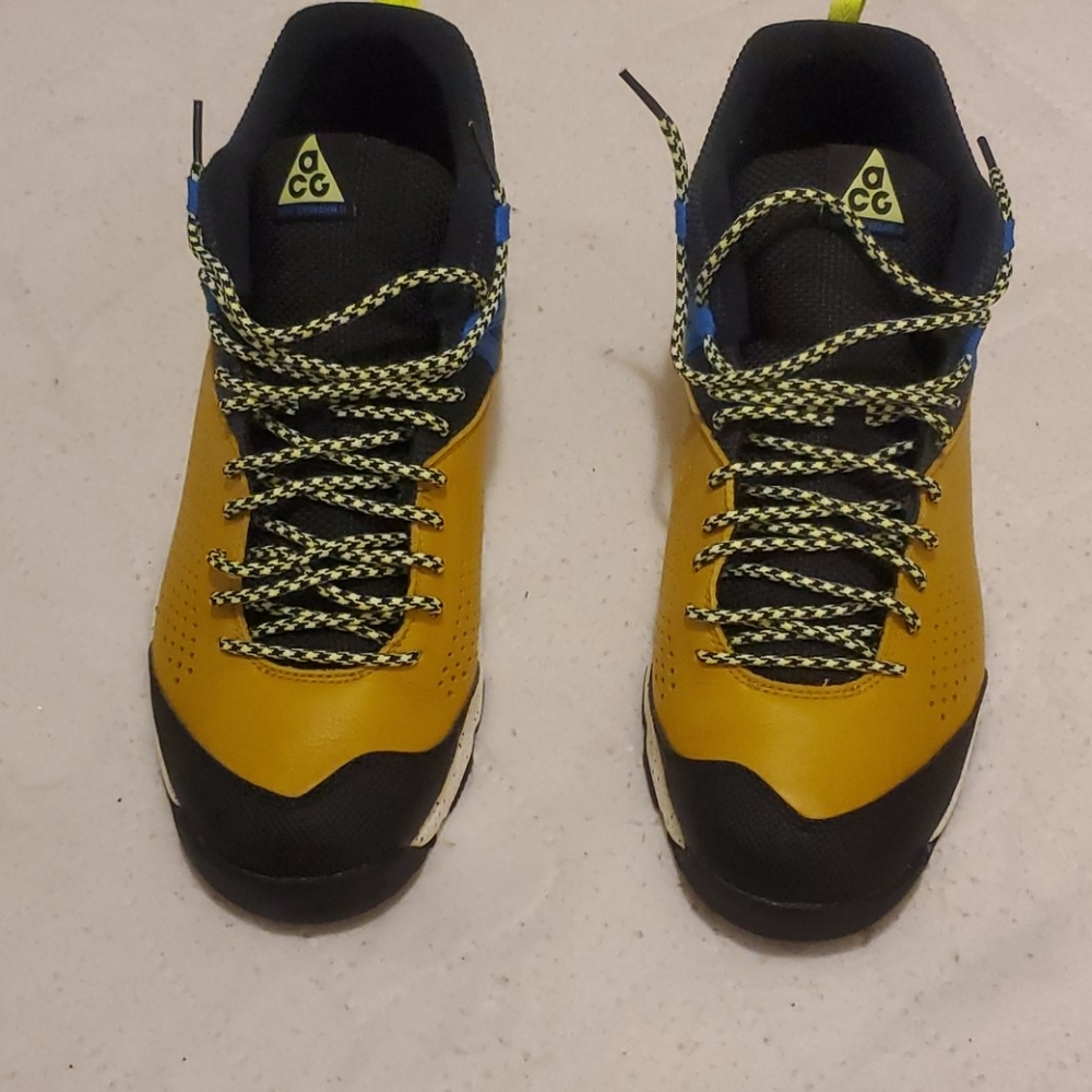 Acg sneakers comfortable used like new condition..